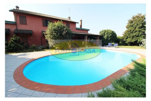 Casale con piscina in vendita