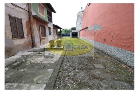 Livraga. Vendesi casa indipendente con negozio e giardino. Riferimento 505 (15)